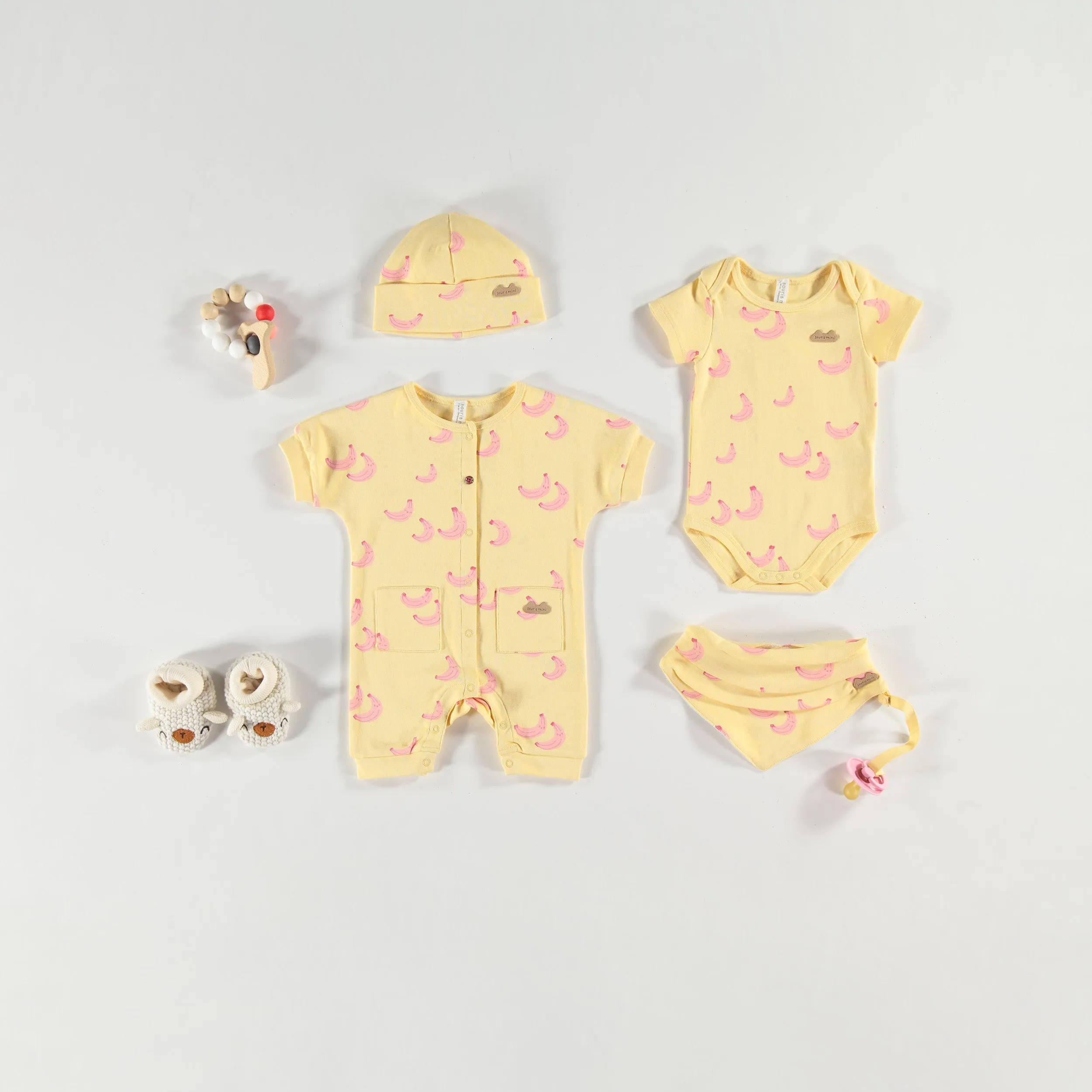 Bavoir jaune à motifs, naissance  || Yellow bib with all over print, newborn