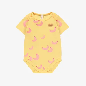Cache-couche jaune à motifs de bananes, naissance || Yellow bodysuit with banana all over print, newborn