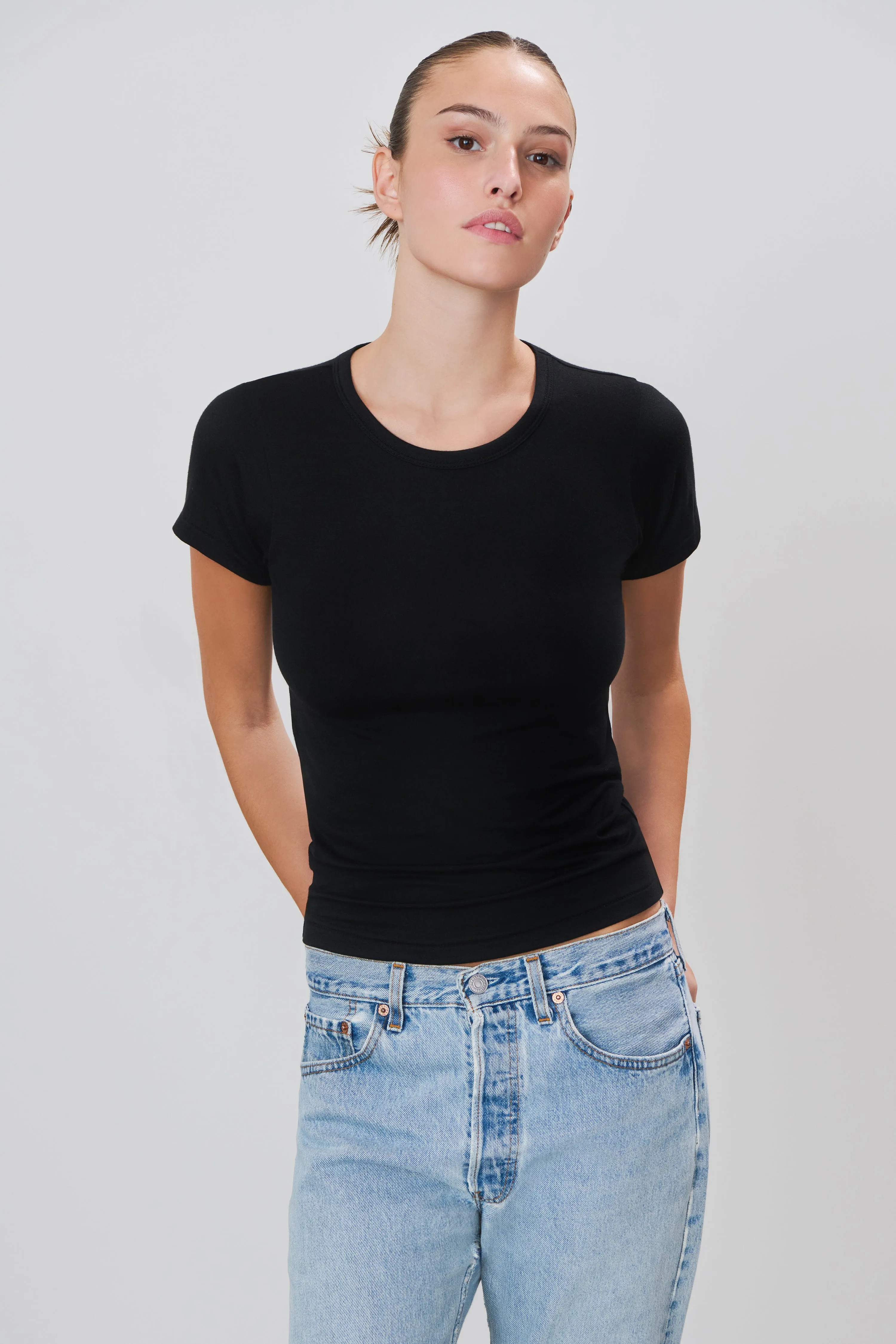 FITTED CREWNECK SHORT SLEEVE T-SHIRT