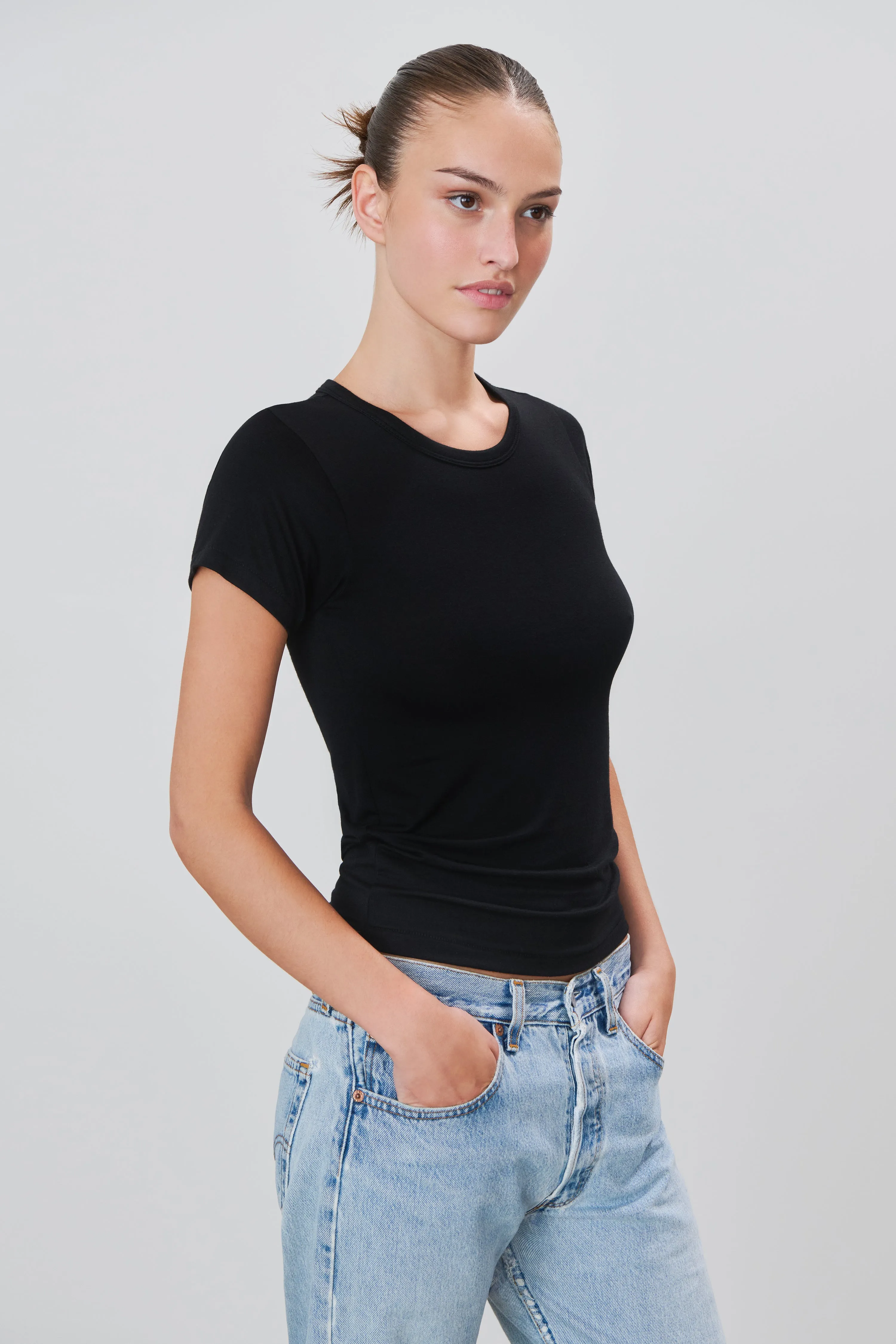 FITTED CREWNECK SHORT SLEEVE T-SHIRT