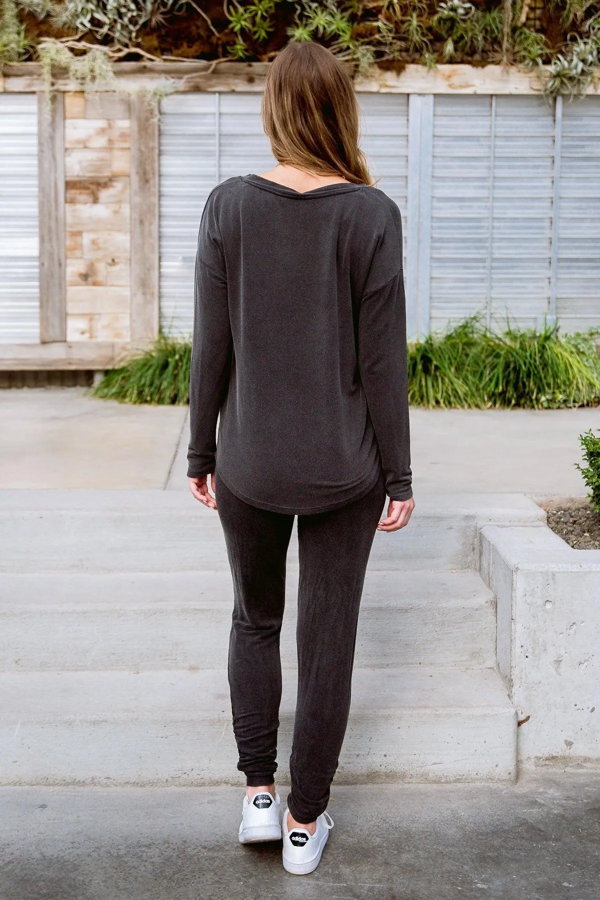 Hazel Blues® | Essential Lounge Top In Black Lava