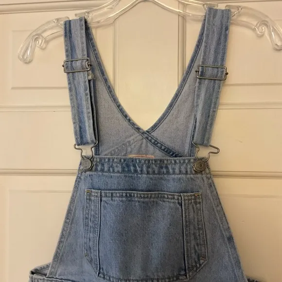Levi’s Mom Bib Overalls Donna Martin Light Wash Ankle Denim 90s Size 28 NWT