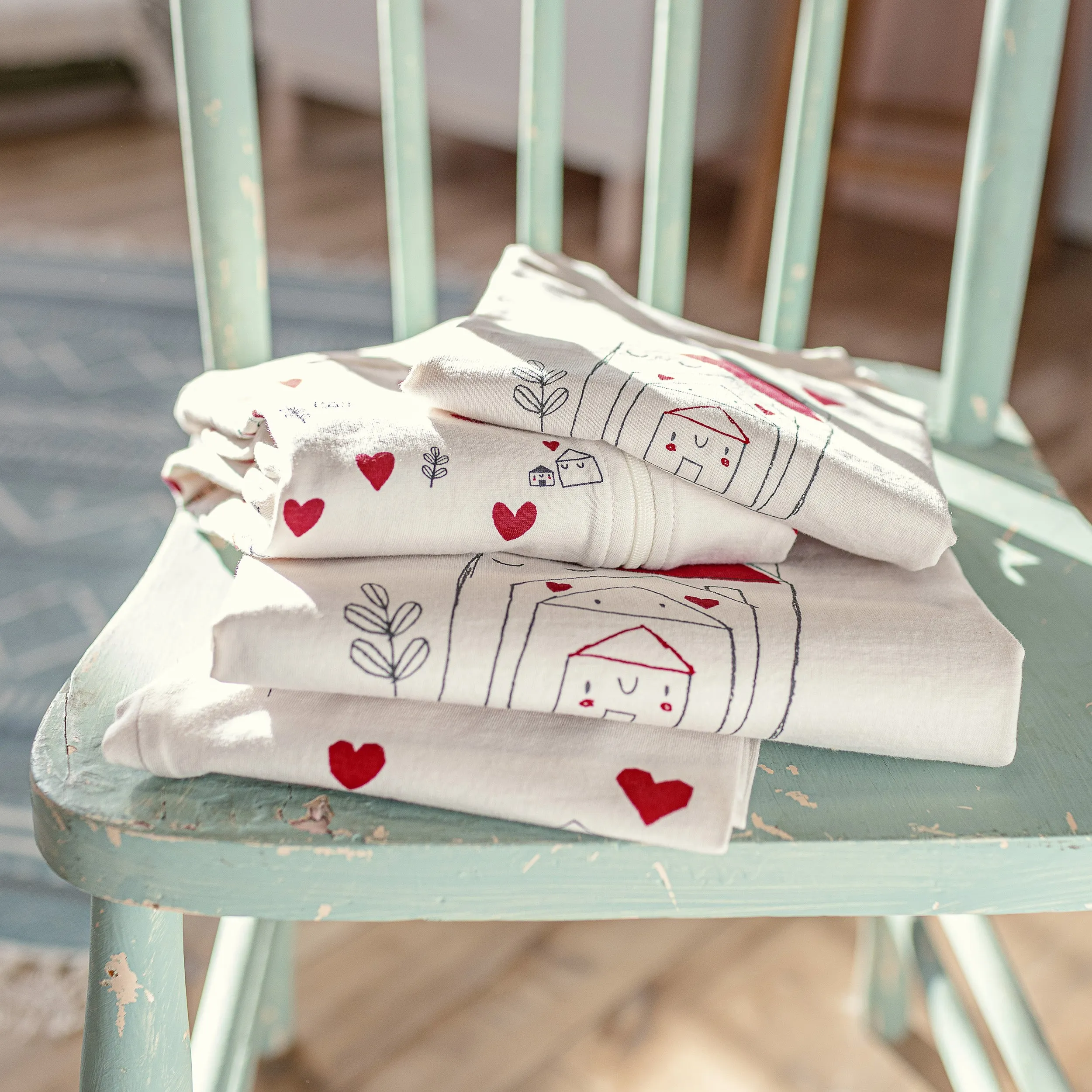 Pyjama une-pièce crème à motif de petits cœurs rouges, bébé || Cream one-piece pajama with little red hearts print, baby