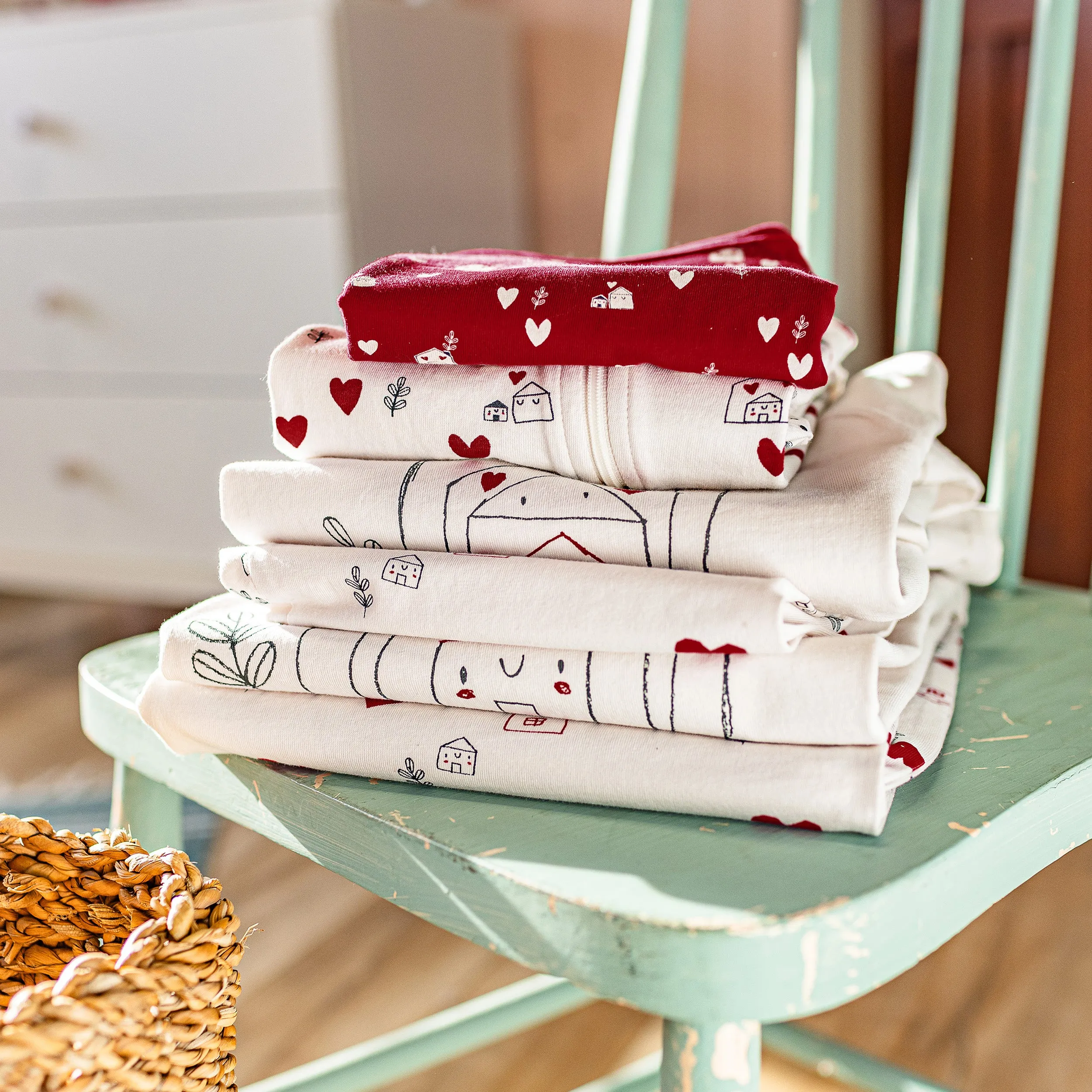 Pyjama une-pièce crème à motif de petits cœurs rouges, bébé || Cream one-piece pajama with little red hearts print, baby