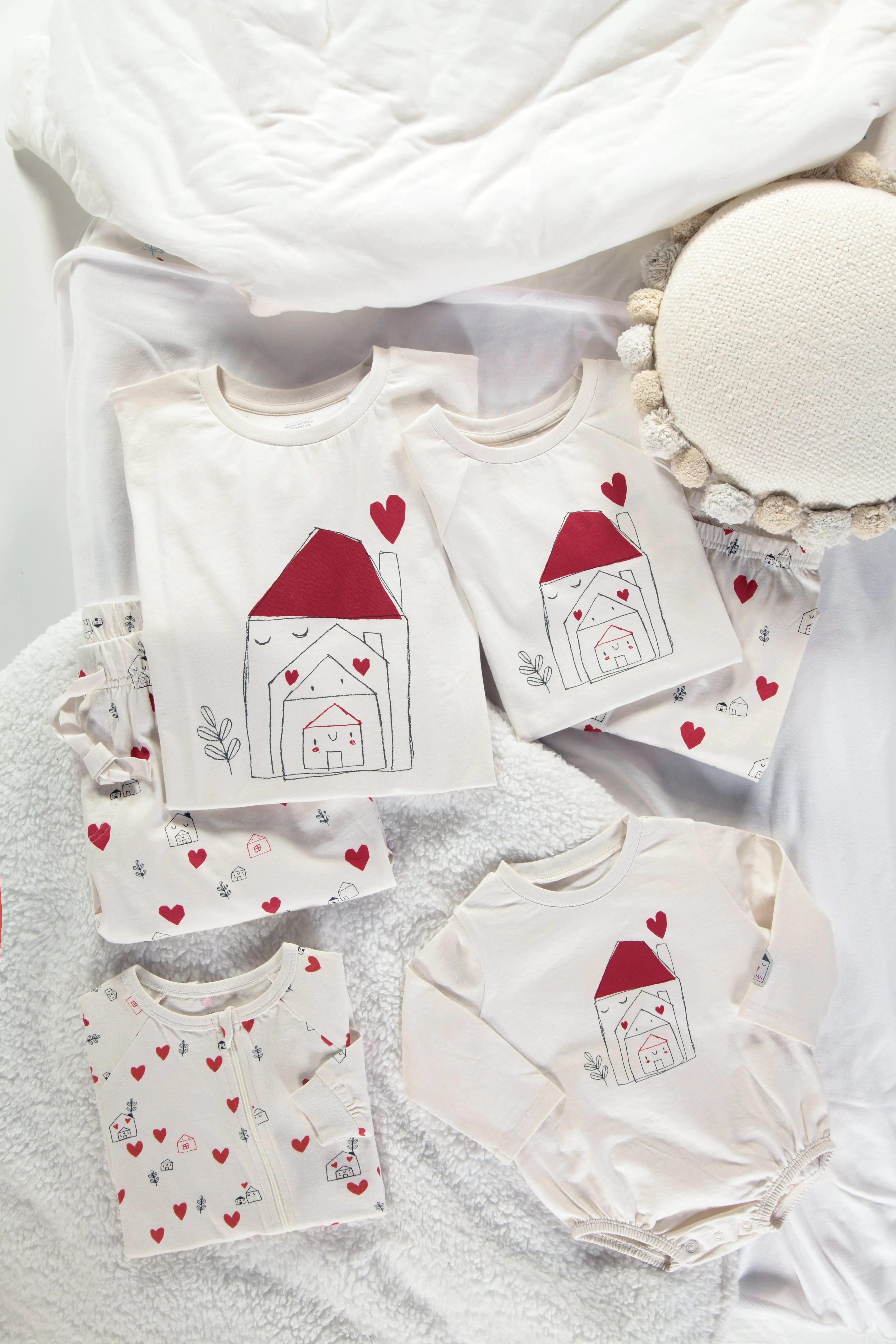 Pyjama une-pièce crème à motif de petits cœurs rouges, bébé || Cream one-piece pajama with little red hearts print, baby