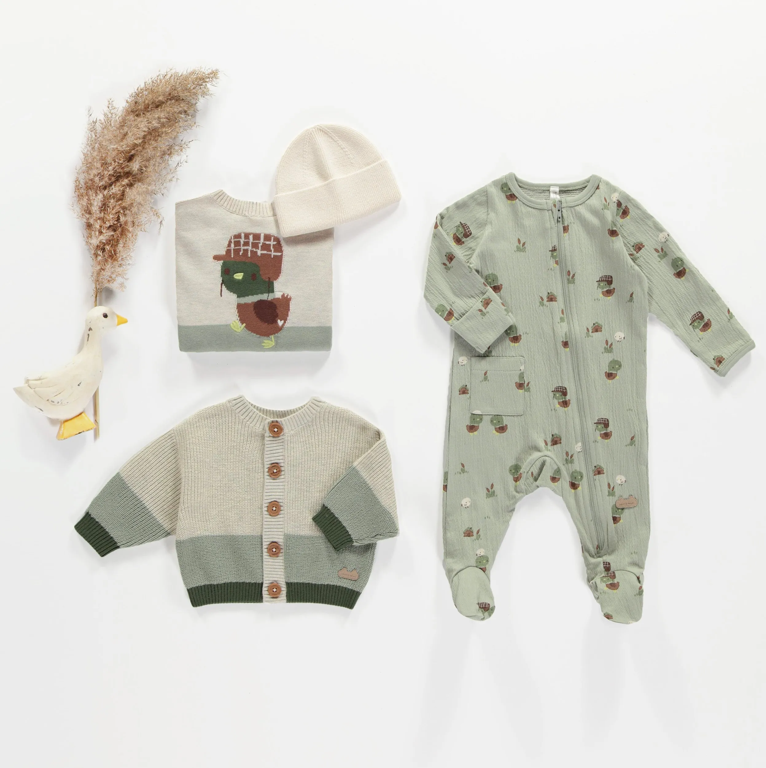 Pyjama une pièce vert sauge à motifs de canetons en jersey crêpé, naissance || Sage green one piece pajamaa with ducks print in crinkle jersey, newborn