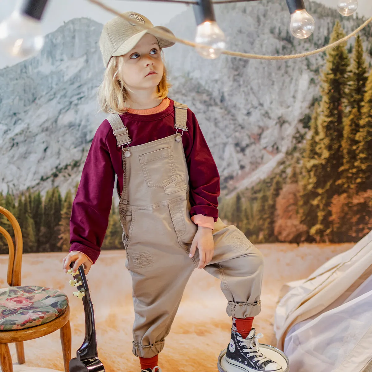 Salopette coupe décontractée sable en twill extensible, enfant || Sand casual overalls in stretch twill, child