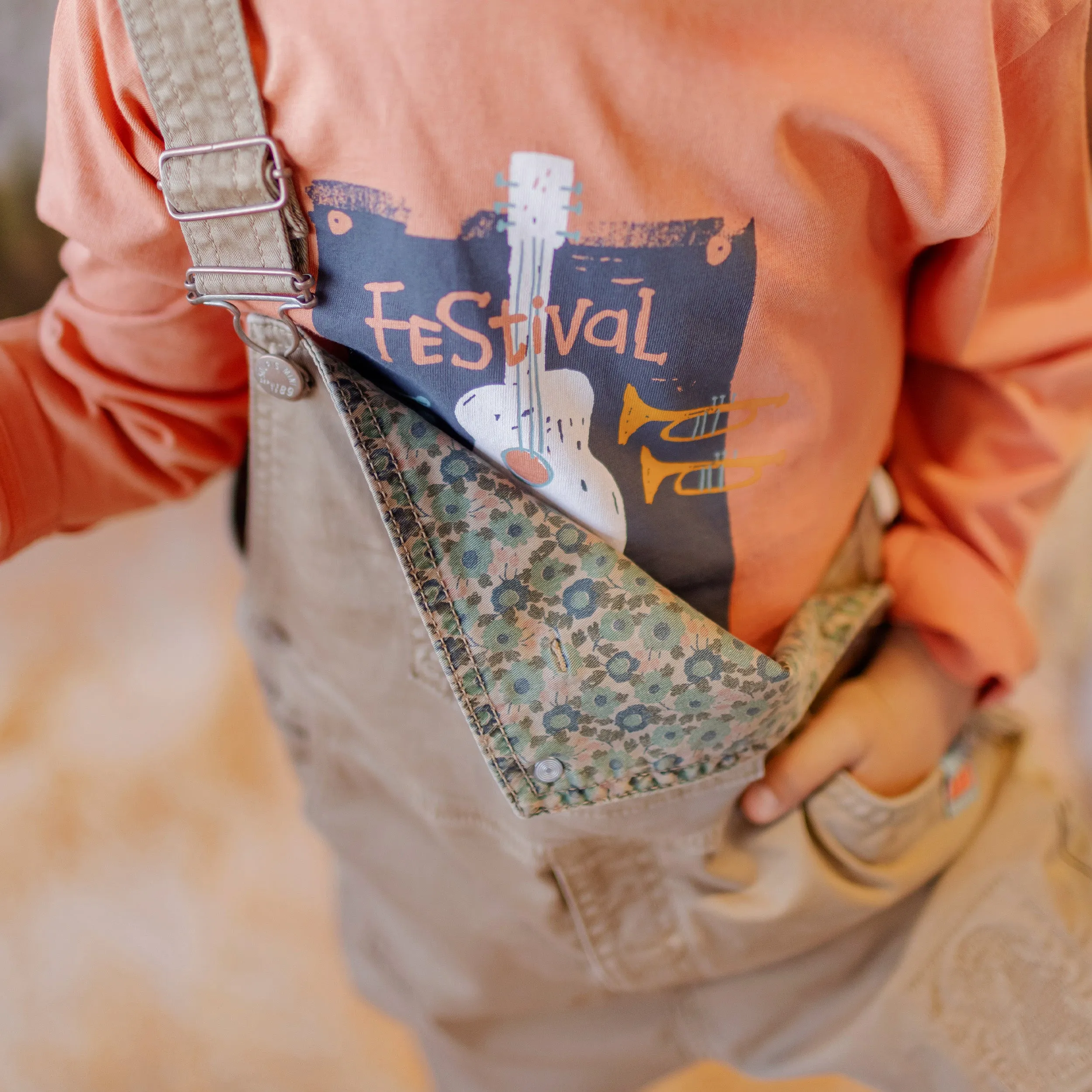 Salopette coupe décontractée sable en twill extensible, enfant || Sand casual overalls in stretch twill, child