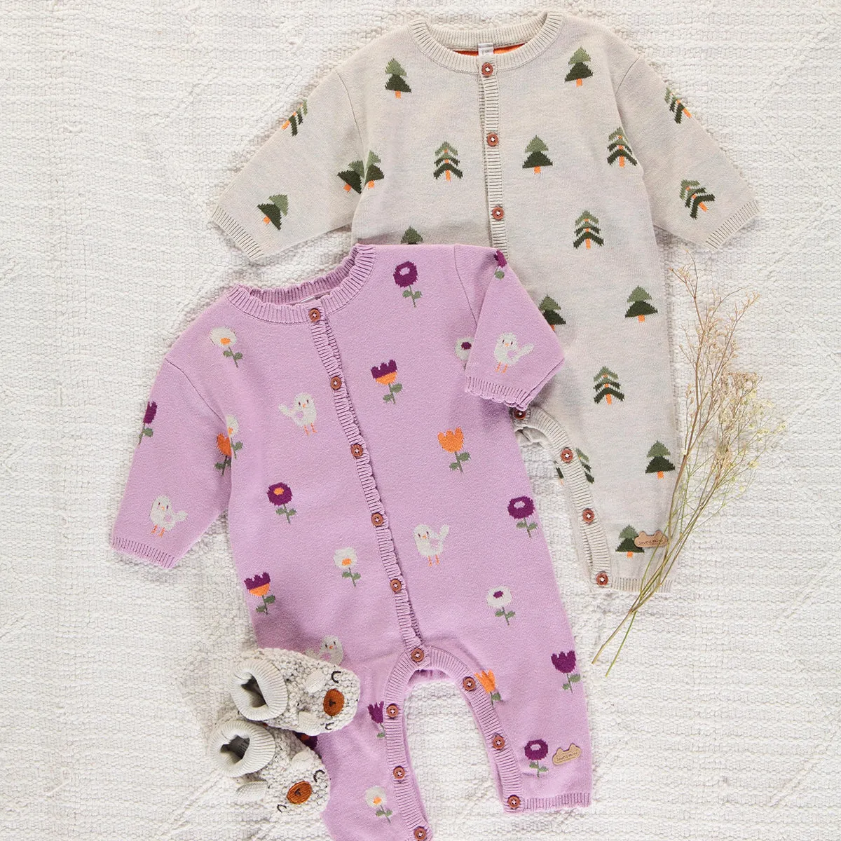 Une pièce rose violacé à motifs jacquard en tricot, naissance || Purplish pink one-piece with jacquard all over print in knit, newborn