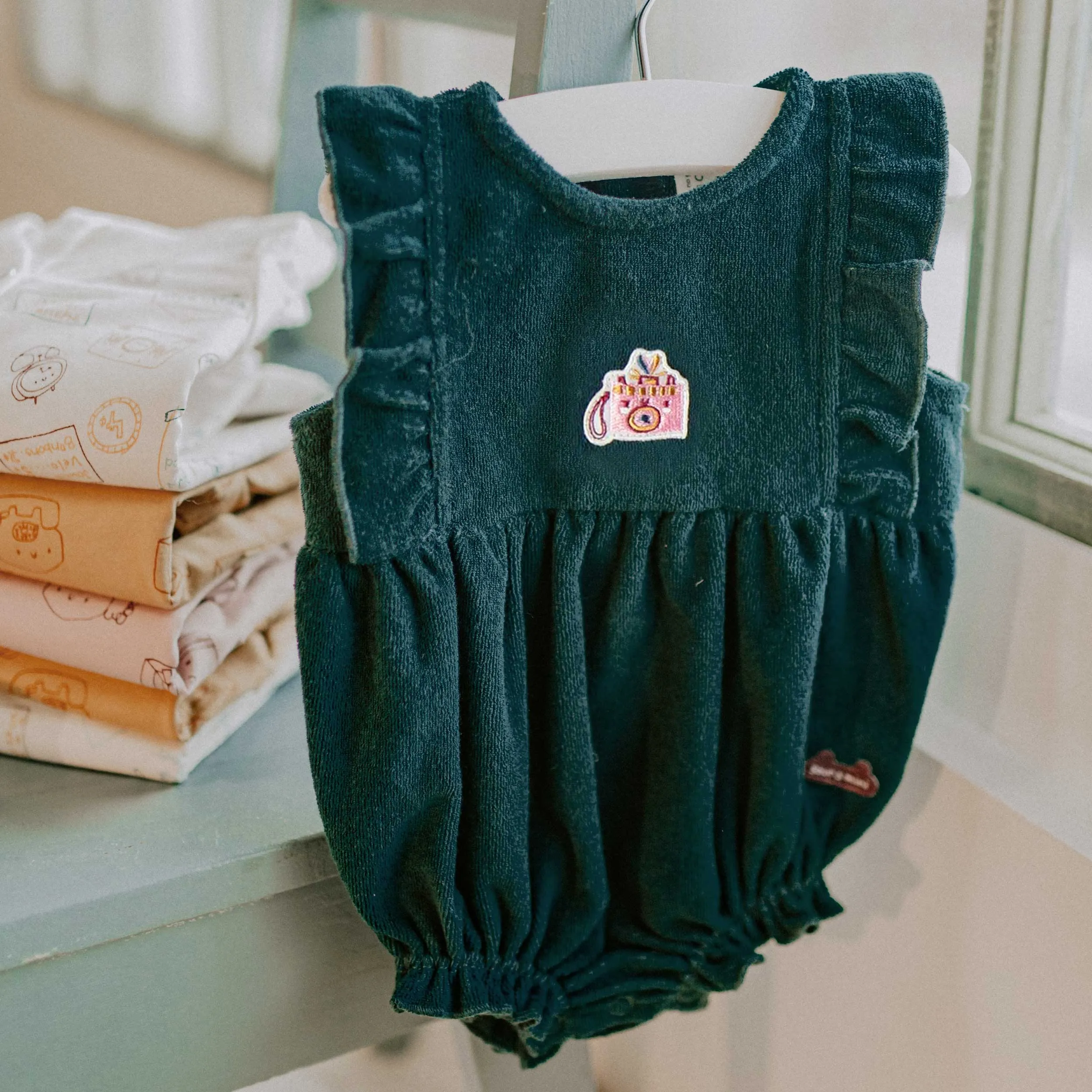 Une-pièce turquoise en ratine, naissance || Turquoise terry cloth one-piece, newborn